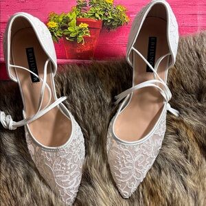 ERIJUNOR Ivory Lace Point Toe Pump 3.5” Heel Shoes Strings to Tie 8.5 Brand New